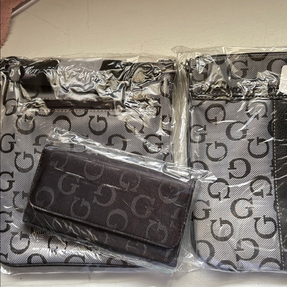 NEW-Crossbody & Matching Wallet Silver Grey
w/t G accents & silver hardware - Picture 8 of 9